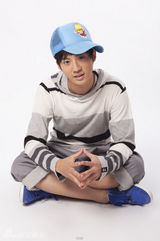 组图：赵文浩拍杂志写真 少年造型秀可爱