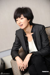 组图：桂纶镁拍写真黑衣黑裤出镜中性风显帅气