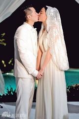 组图：郑希怡泰国结婚激吻老公 闺蜜亲密吻面