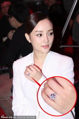 组图：李小璐俯身泄春光 秀巨钻脖子现红斑