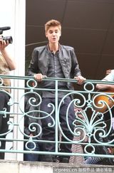 组图：比伯拿扩音喇叭开阳台演唱会