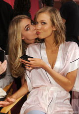 组图:维密年度大秀开幕泰勒献唱 众超模T台斗艳