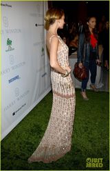 组图：阿尔芭裸色裙娇俏亮相 妮可-里奇露背秀纹身