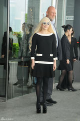 组图：Lady Gaga身穿黑裙厚底鞋现身香港街头