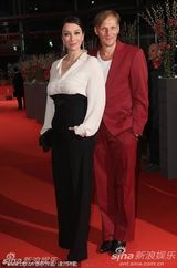 《我最好的敌人》首映 斯特劳斯玩黑白配展风情