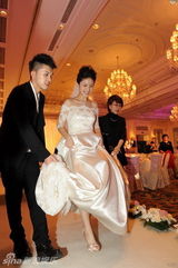 组图：胡可美艳亮相 新郎沙溢拿婚戒登舞台