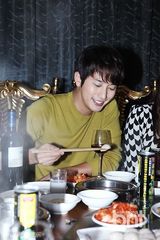 组图：朴施厚与《香气》剧组聚餐 亲切待粉丝