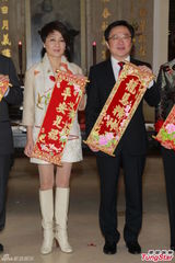 赌王四太热裤秀腿 谈子女望毕业后回馈社会(图)