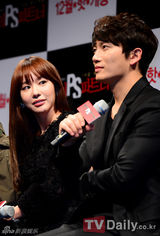 高清图：韩片《PS搭档》宣传 金雅中迷人池城卖萌