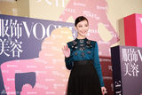 组图：倪妮亮相《Vogue》盛典 端庄大方展自信笑容