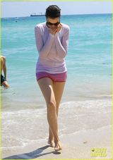 组图：海瑟薇与老公海滩热吻 鸳鸯戏水旁若无人