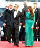 高清图：朱莉闪片绿裙华丽 皮特墨镜遮面耍个性