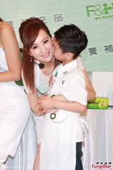 组图：司马燕同丈夫儿子参加活动 烹制美食