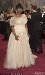 组图：奥克塔维亚-斯宾瑟白纱裙小露香肩