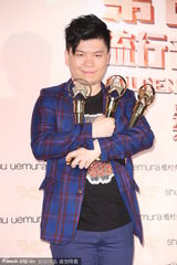 组图：林忆莲获最佳国语女歌手 常石磊代领