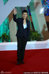 组图：严宽黄海冰携水浒传剧组亮相白玉兰红毯