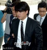 组图：韩星柳时元涉嫌追踪殴打妻子出庭受审