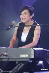 组图：黄韵玲香港开唱大方露背 赞杨千嬅够义气