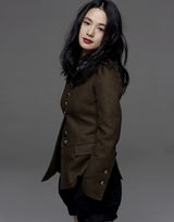 组图：周韵亮相国际品牌时装秀 穿白裙知性温婉