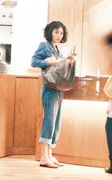 组图：王菲个唱在即赴港扫货 低调现身频频掩脸