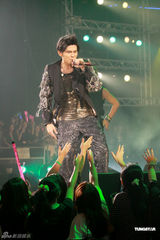 组图：周杰伦演唱会造型百变 与张惠妹合唱全场沸腾