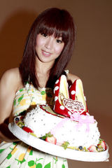 高清图：郭书瑶新专辑MV片场庆生 一口气吹灭讨彩头