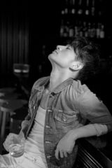 组图：没羽箭张晓晨大片斯文帅气 沉思硬朗帅气