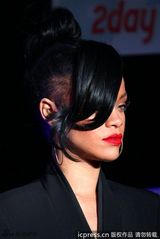 组图：《超级战舰》首映 蕾哈娜古铜肌肤展极致诱惑