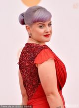 组图：凯莉-奥斯本亮相艾美红毯红裙秀乳沟