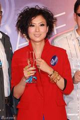 组图：郑秀文红装亮相活力四射 自曝喜欢单人运动