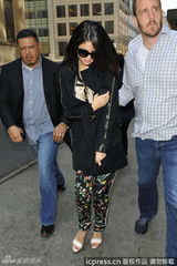 组图：赛琳娜与宅男粉丝大方合照显亲和