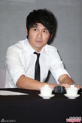 组图：曹格酒后闹事召开记者会 敬三杯茶道歉