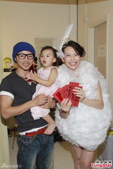 组图：蔡少芬挺大肚拍全家福 与爱女玩亲亲