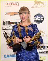 组图：斯威夫特获八奖成大赢家 奖杯险抱不住