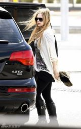 组图：艾薇儿与未婚夫黑白配 豹纹潮装内衣带滑落