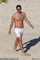 奥利维亚携未婚夫沙滩湿身肉搏 野性陶醉忘我