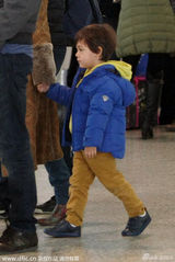 组图：刘烨携妻儿现身机场 洋媳妇带萌娃抢眼