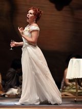 幻灯图：大剧院推出新版《茶花女》 观众身临其“镜”