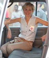 组图：娜奥米-沃兹新片演戴安娜 戴妃做慈善剧照曝光