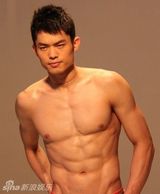 幻灯图：林丹半裸登杂志封面 眼神冷酷笑中显霸气