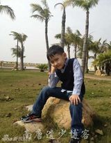 组图：53岁腾格尔6岁儿子曝光 抱萌宠笑容阳光