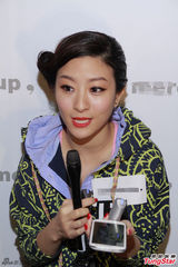 组图：刘心悠亮相时装发布会娇俏可爱