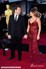 组图：克鲁兹妖冶红裙亮相 大秀傲人性感酥胸