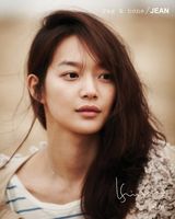 组图：韩星申敏儿最新服装写真 美腿甜笑令人着迷