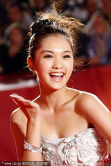 高清图：《童眼》首映 杨丞琳扮可爱江若琳红裙妩媚