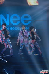 组图：韩国组合SHINee花衫开唱 台上劲歌热舞