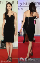 组图：韩星金莎朗低胸性感亮相珠宝展显优雅贵气