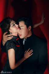 组图：张桐推婚纱照演绎花样年华