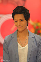 组图：张峻宁尹施允《面条》发布会现场卖萌