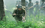 组图：《锁定美军特使》战争场面逼真给力